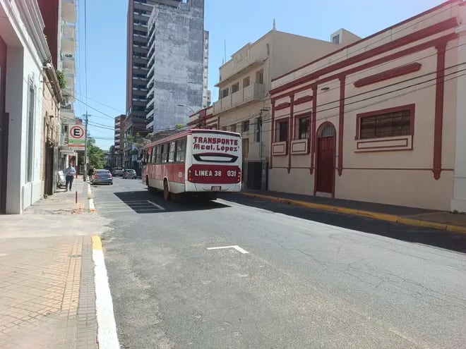 Con la implementación del estacionamiento tarifado, las calles se encuentran vacías y se estima que aumenta la demanda de pasajeros del transporte público.