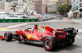 El monesgasco Charles Leclerc (Ferrari) logró ayer la pole position en casa, en el Gran Premio de Mónaco, delante del holandés Max Verstappen (Red Bull), pese a sufrir un accidente. AFP