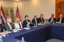 El ministro Luis Castiglioni (centro) junto al embajador de Estados Unidos,  Marc Ostfield, y referentes del sector privado.