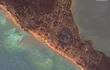 Imagen satelital que muestra el daño causado por un tsunami a viviendas en la isla Nomuka, en Tonga.