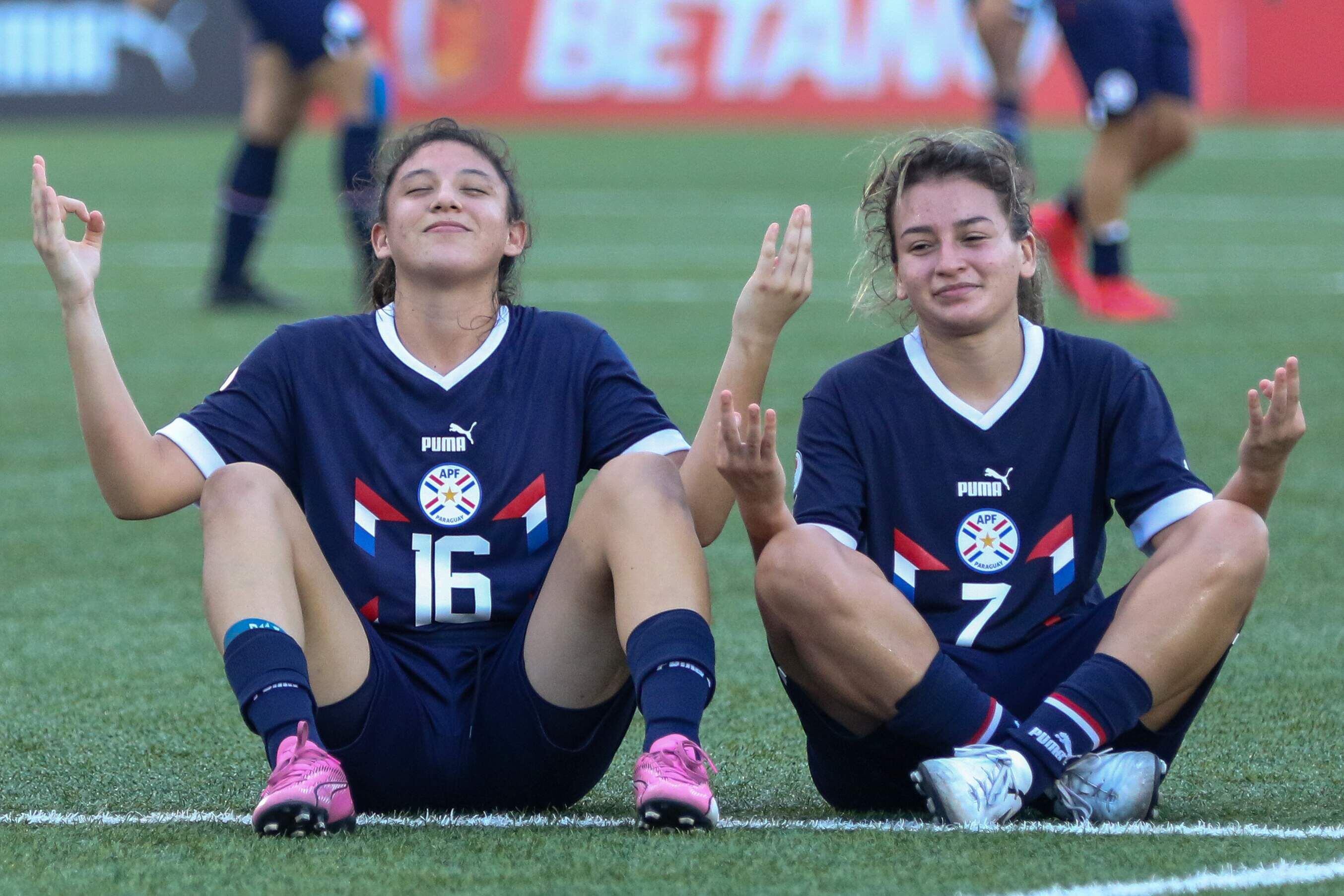 Nayeli Torres (i) y Fiorella Fernández, jugadoras de la selección paraguaya, celebran un gol en el partido frente a Perú por el Hexagonal Final del Sudamericano Femenino Sub 20 en el estadio Modelo Alberto Spencer, en Guayaquil, Ecuador.
