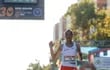 Gidey, tras cruzar la meta y batir el récord del mundo de 21 kilómetros, ayer, en la Media Maratón de Valencia. (EFE)