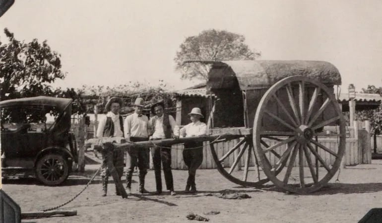 Delegados de los expedicionarios en  Puerto Pinasco, durante su recorrida por el Chaco paraguayo.