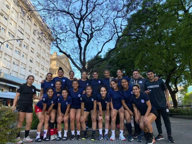 Las jugadoras y miembros de la delegación guaraní posan en las calles de Buenos Aires, previo a la práctica de ayer.