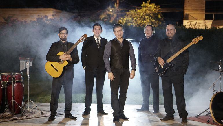 El vocalista Juan "Panchi" Duarte junto al “Cuarteto” integrado por el bajista Leandro Duarte, Samuel Mendoza en guitarra, Fernie Ojeda en batería y Carlín Faría en percusión.