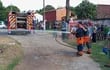 Los bomberos de Reducto hacen la demostración de las cualidades del carro hidrante.