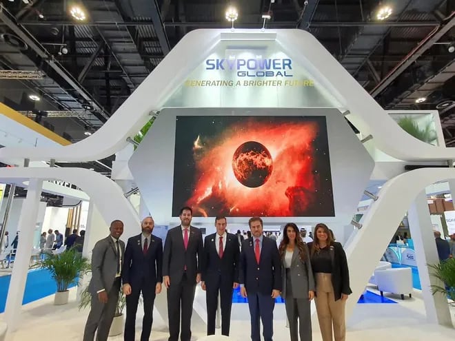 El ministro Luis Castiglioni (centro) se reunió con los responsables de la empresa árabe Skypower, quienes mostraron interés en invertir en Paraguay.