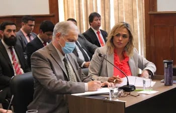 La enjuiciada fiscala Stella Mary Cano y el abogado defensor Juan Carlos Mendonca, en el JEM.