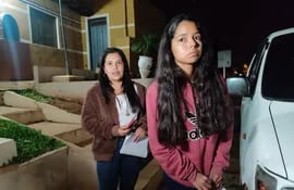 Evelin Celeste Amarilla Rivero y Rosa Yanina Mendieta Quintana, víctimas, en la sede de la comisaría.
