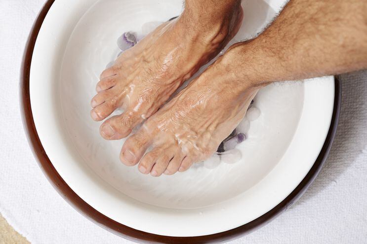 Hacerse baños en los pies puede ayudar para combatir los calambres frecuentes.
