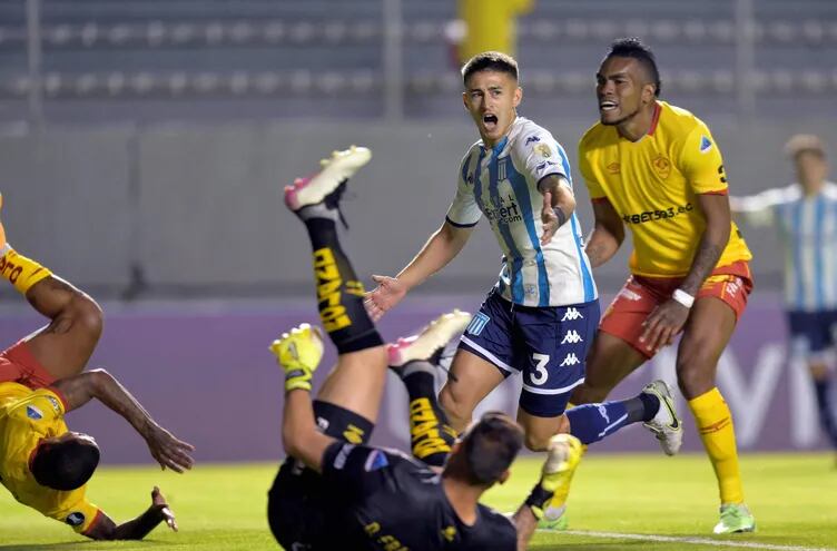 Gabriel Rojas celebra su gol para Racing ante Aucas.