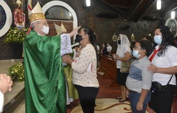 El obispo de Ciudad del Este, monseñor Guillermo Steckling, bendice a una de las feligreses que participaron del novenario a San Blas.