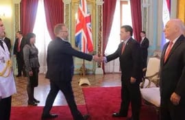 embajador-britanico-sorprende-saludando-en-guarani-170341000000-1648071.jpg