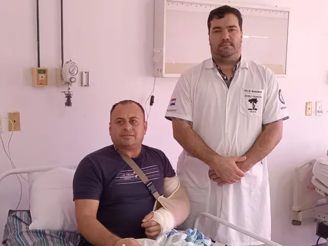 Virino Correa de 43 años paciente a quien lograron salvarle la mano mediante trasplante óseo.