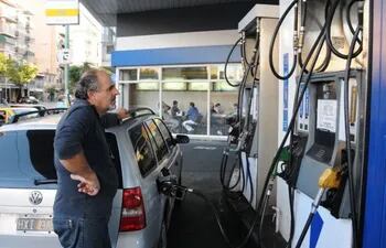 El precio de los combustibles en Argentina queda congelado desde este viernes hasta el 31 de octubre, gracias a un acuerdo entre la industria y el Gobierno para intentar paliar la fuerte subida de precios que vive el país suramericano.