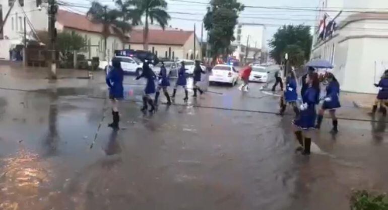 Alumnos de varias instituciones de Pedro Juan desfilaron bajo la lluvia.