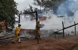 Los bomberos voluntarios de San Juan Nepomuceno intentaron sofocar las llamas, pero ya nada se pudo hacer para salvar las pertenencias del adulto mayor.