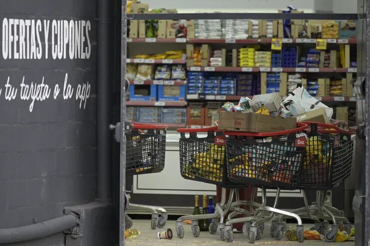 Destrozos en un supermercado en la localidad de José C. Paz, en Buenos Aires.