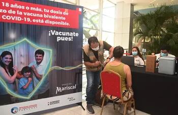En el Shopping Mariscal, el puesto de vacunación atiende de 10:00 a 20:00.