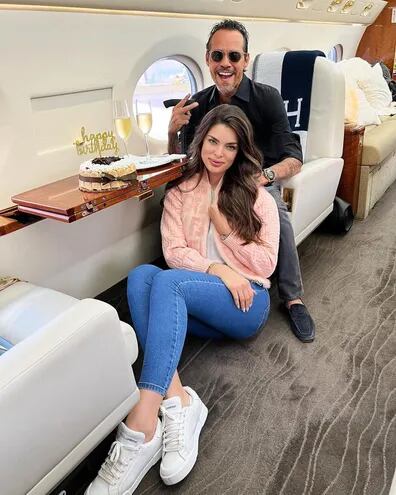 Nadia Ferreira en la previa de su cumple con su enamorado Marc Anthony, en el jet privado del cantante.