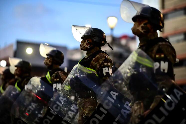 Policías militares desplegados en La Paz, este sábado.