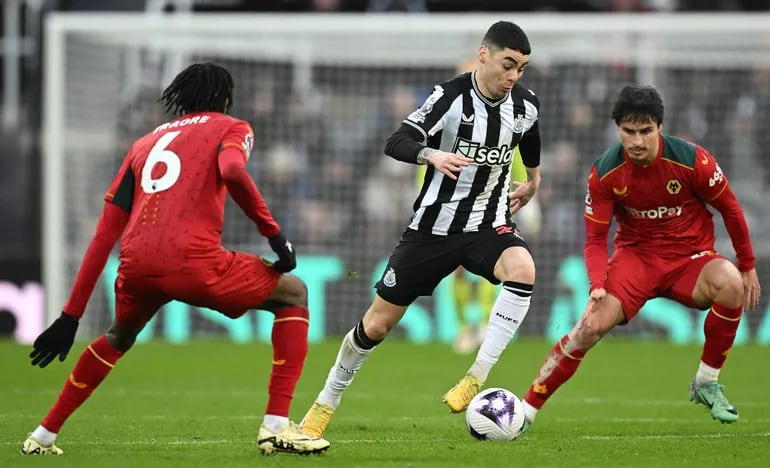 Miguel Almirón se lleva el balón entre dos rivales. El Newcastle volvió a la victoria en la Premier League