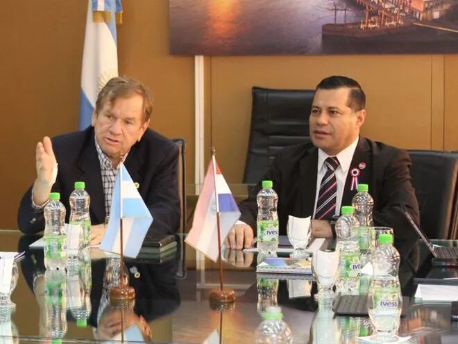 El director general de la EBY, Fernando De Vido, y el titular de la ANDE, Félix Sosa, en la reunión en la sede la EBY en Argentina, entre ANDE, Enarsa y Cammesa, el pasado 18 de mayo de 2023.