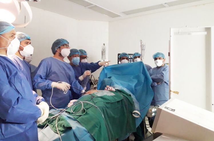 Profesionales con batas quirúrgicas en una de las últimas cirugías complejas hecha en Clínicas.