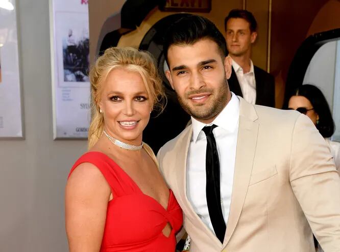 La cantante Britney Spears y su prometido Sam Ashgari durante un estreno en Hollywood.