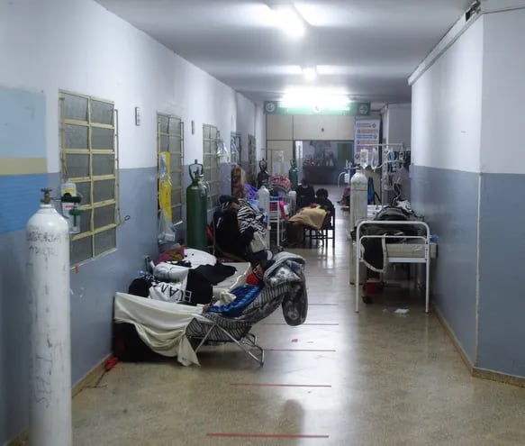 Entre 20 y 30 pacientes son ubicados en los pasillos en los alrededores de la sala de urgencias.