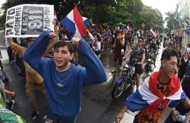 Seguidores de Payo Cubas denuncian fraude electoral.