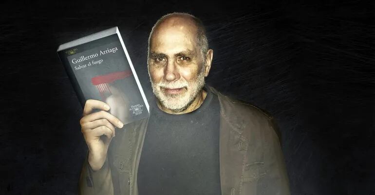 Guillermo Arriaga sosteniendo un ejemplar de su novela “Salvar el fuego”, de la que hablará con los integrantes del Libroclub Y.