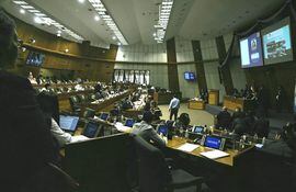 En la última sesión del año, diputados repudiaron la falta de transparencia del gobernador de Alto Paraguay en el manejo de los recursos de emergencia por por incendios forestales.