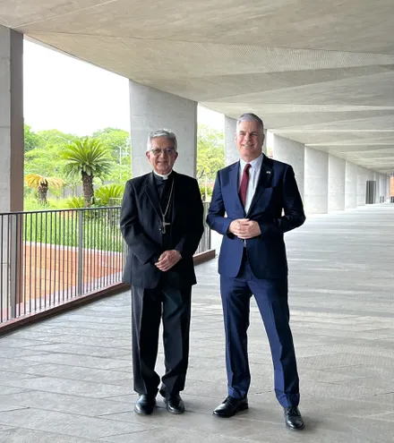 El embajador estadounidense Marc Ostfield se reunió con el Cardenal Adalberto Martínez este miércoles 1 de febrero.