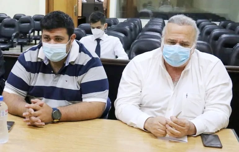 El exsenador cartista Óscar González Daher y su hijo Óscar González Chaves en la sala de juicios.