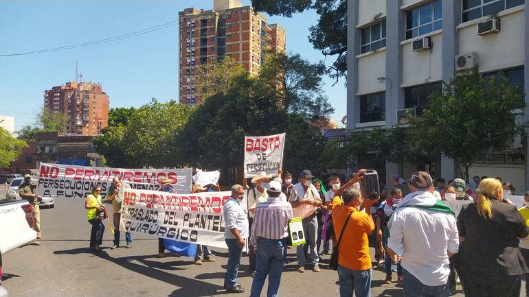 Ciudadanos de Yaguarón, incluido el intendente Luis Rodríguez, se manifiestan frente a la sede del Ministerio de Salud Pública para exigir la destitución de la directora de la Novena Región Sanitaria.