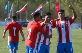 Los jugadores de la selección paraguaya Sub 20 festejan uno de los goles contra Perú en la primera fecha de Asunción 2022.