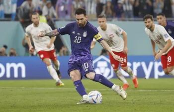 Lionel Messi de Argentina patea el tiro penal, que lo detendrá el arquero polaco Szczesny.