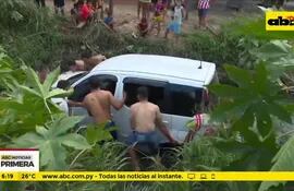 Auto cae de avenida Costanera a un arroyo