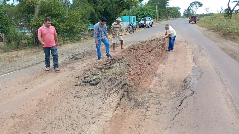 Pobladores de la zona rural de San Pedro de Ycuamandyyú lamentan desinterés por las rutas destruidas y con azadas tratan de reparar para evitar accidentes.