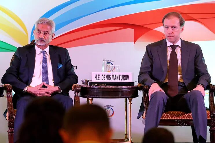 El ministro de Industria y Comercio ruso, Denis Valentinovich Manturov (d) y el ministro de Exteriores de la India,  Subrahmanyam Jaishankar en Nueva Delhi, India. (EFE)