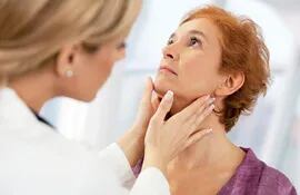 El hipotiroidismo es el cuadro clínico que se deriva de una reducida actividad de la glándula tiroides. Al igual que el resto de enfermedades del tiroides, el hipotiroidismo es más frecuente en el sexo femenino. Afecta al 2% de las mujeres adultas.