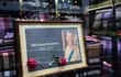 Una tienda en la Royal Mile de Edimburgo con un retrato de la Reina Isabel en la ventana en Edimburgo, Escocia, Gran Bretaña 11 de septiembre de 2022. La llegada del coche fúnebre que lleva a la Reina Isabel II marca la primera etapa del viaje hacia Londres.