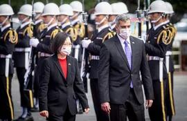 La presidenta de Taiwán, Tsai Ing-wen (i), y el de Paraguay, Mario Abdo Benítez (d), durante la visita de estado de Abdo Benítez en Taipei, Taiwán, en febrero pasado.