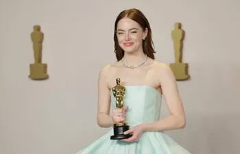 Emma Stone, la ganadora del premio Oscar a la mejor actriz protagónica por su participación en 'Poor Things' optó por un maquillaje "no make up".
