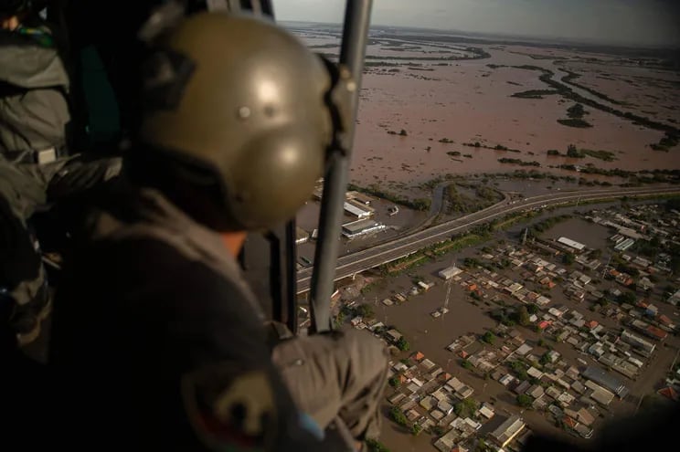 Miembros de las Fuerzas Armadas de Brasil asisten a los afectados por las inundaciones en Porto Alegre, Río Grande do Sul, Brasil.