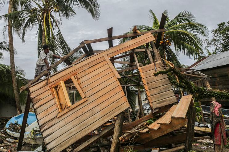 Destrozos causados por el huracán Eta a su paso por el barrio "El Muelle" en Bilwi, Nicaragua.