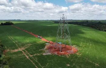 En el  km 282 de la ruta camino a Ciudad del Este se está montando la primera torre de la LT 500 kV Yguazú - Itaipú.