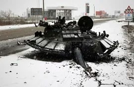 Tanque ruso destruido en las afueras de Járkov (Foto: EFE).