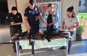 Los intervinientes muestran las armas y partes que incautaron en un allanamiento en Ypejhú, Canindeyú.